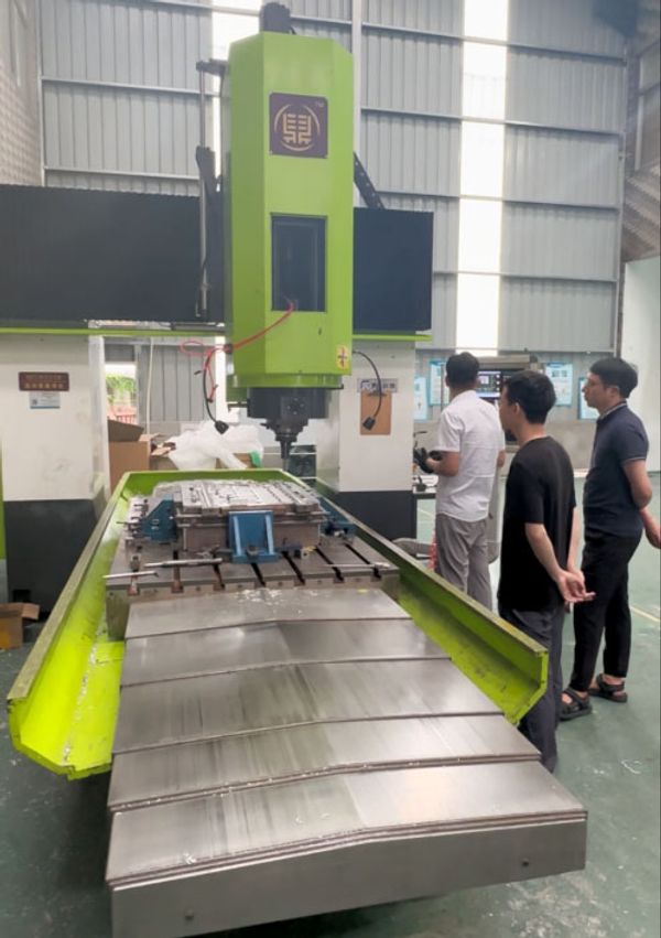 昆山某大企客戶進行設備打樣中