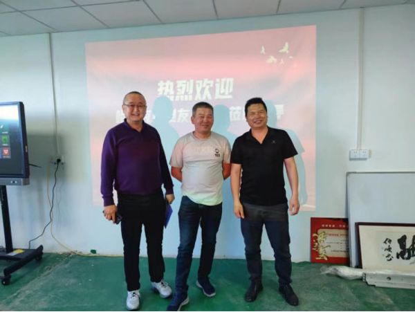 與哈薩克斯坦某大企客戶合作合影